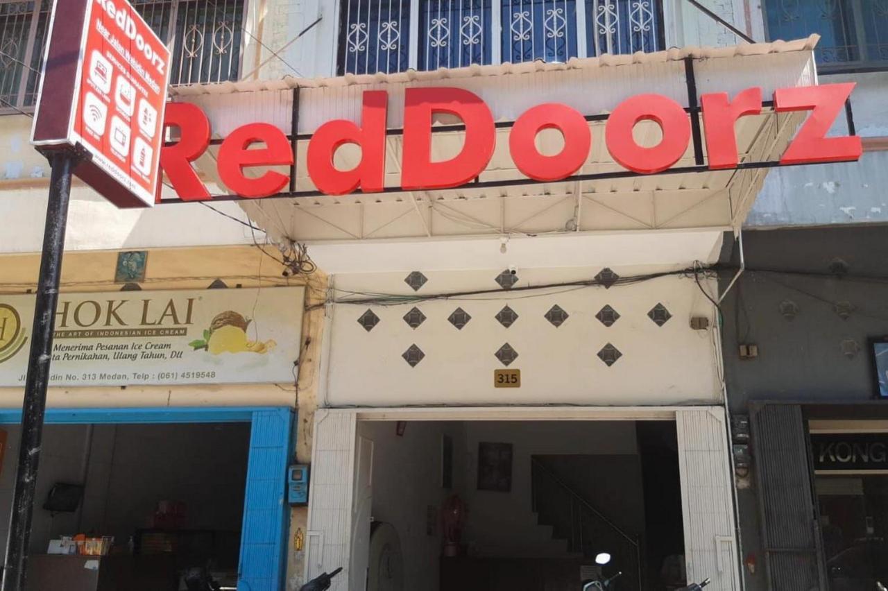 Hotel Reddoorz @ Jalan Wahidin Medan Extérieur photo