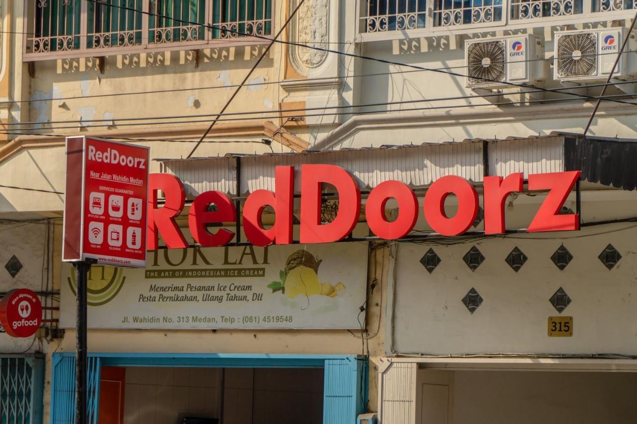 Hotel Reddoorz @ Jalan Wahidin Medan Extérieur photo